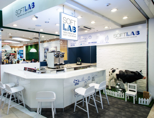 롯데백화점 서울 잠실점 지하 1층 식품관에 문을 연 빙그레의 소프트 아이스크림 팝업스토어 '소프트랩'  빙그레 제공